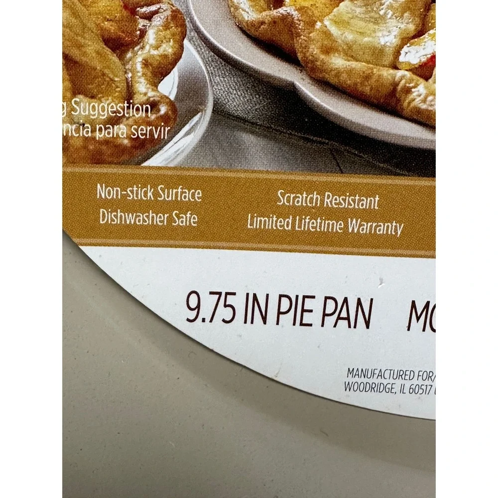 Wilton Table Serve Pie Pan Beige Scalloped Non-Stick 9.75 Inch Bakeware